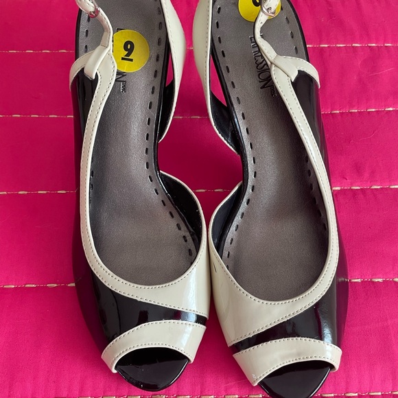 Expession Shoes - EXPRESSION: Black and Cream Peep Toe Heels